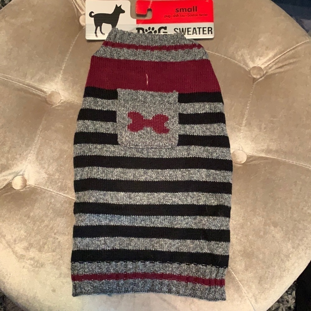 Small dog sweater, leash hole, pocket!